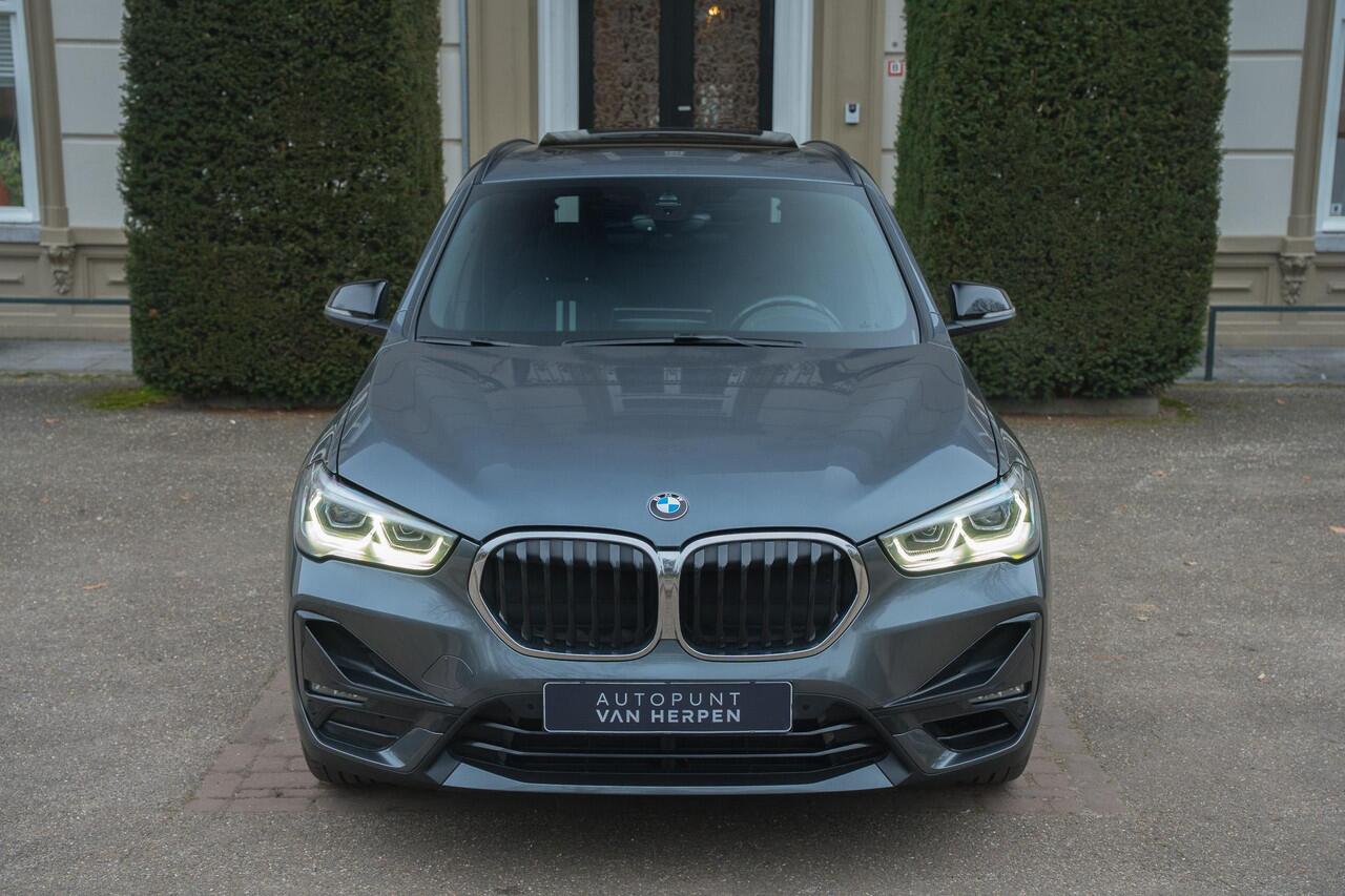 BMW X1 sDrive20i High Executive TREKHAAK | PANO | CAMERA | HUD | 19 INCH | 1E EIGN
