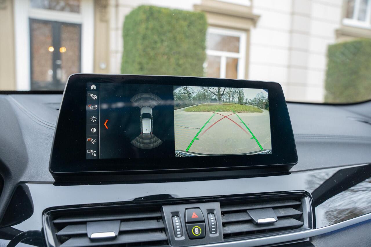 BMW X1 sDrive20i High Executive TREKHAAK | PANO | CAMERA | HUD | 19 INCH | 1E EIGN