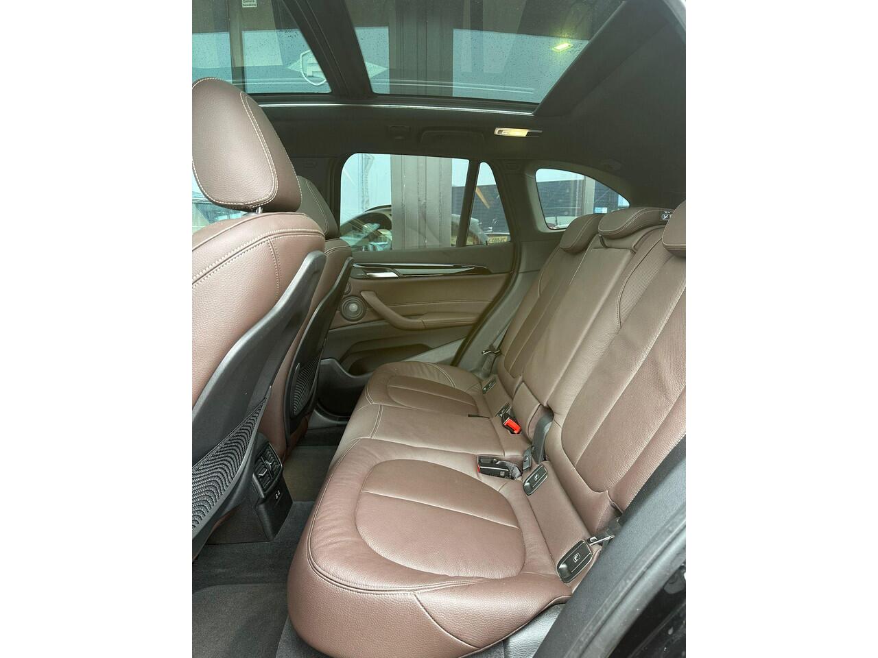 BMW X1 xDrive25e | PANO | 19" | HUD | H&K | 1ste Eigenaar | LED | FULL OPTION! | Dealer Onderhouden!