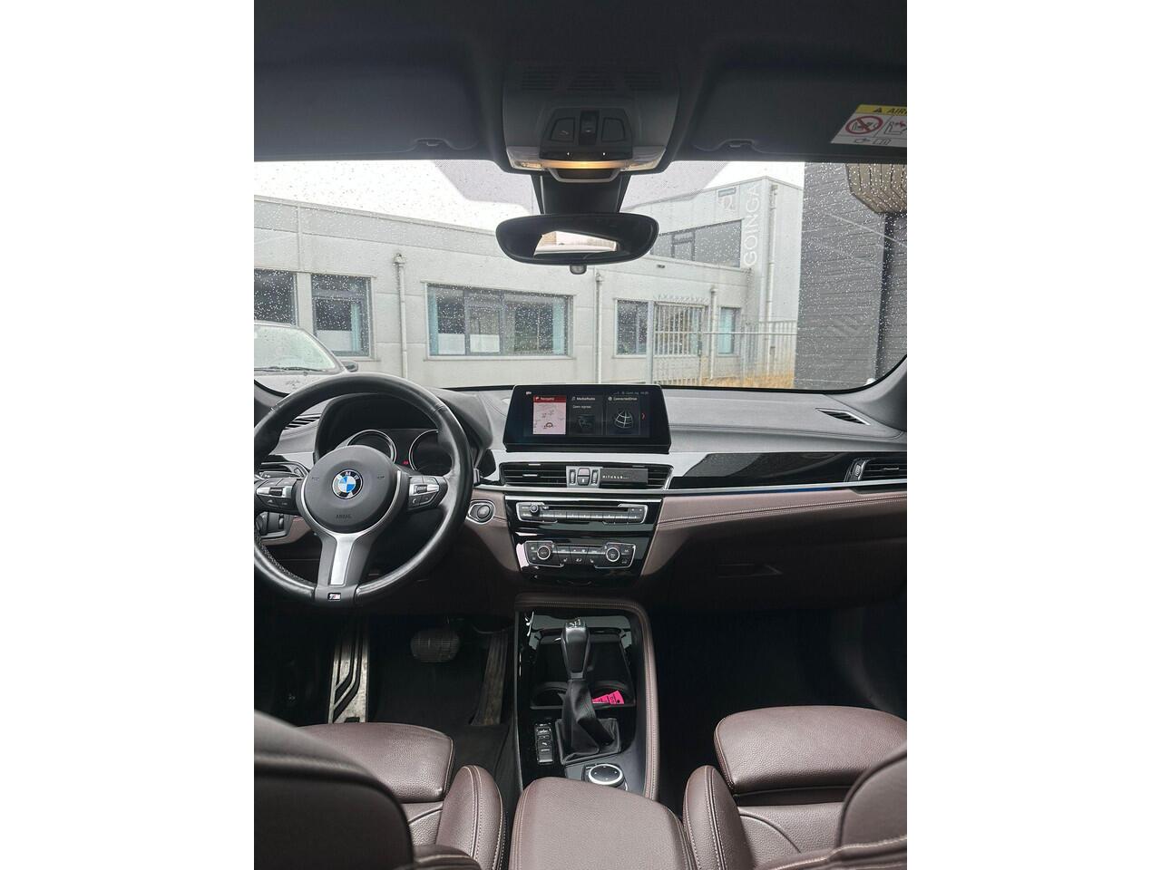 BMW X1 xDrive25e | PANO | 19" | HUD | H&K | 1ste Eigenaar | LED | FULL OPTION! | Dealer Onderhouden!