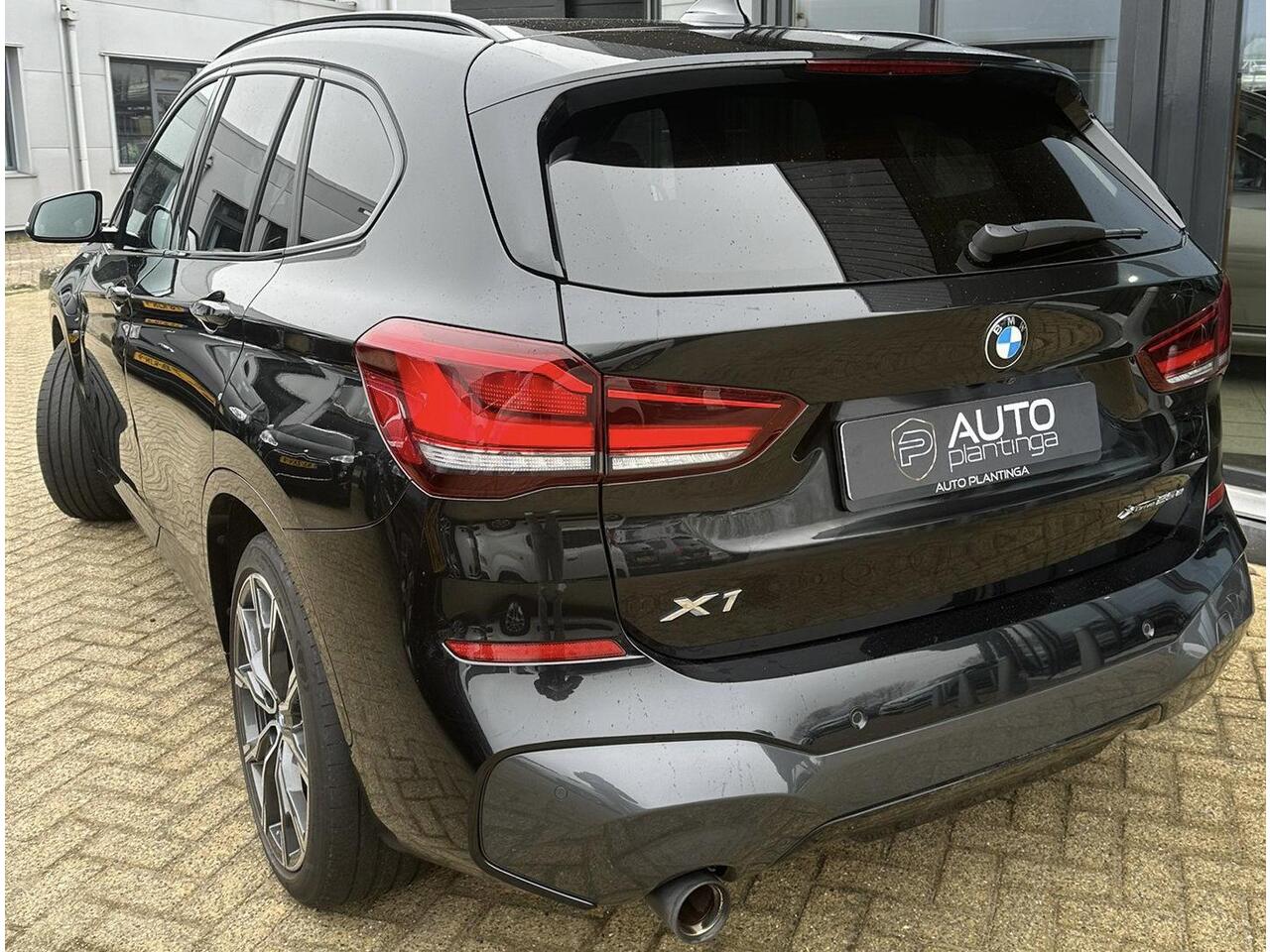 BMW X1 xDrive25e | PANO | 19" | HUD | H&K | 1ste Eigenaar | LED | FULL OPTION! | Dealer Onderhouden!