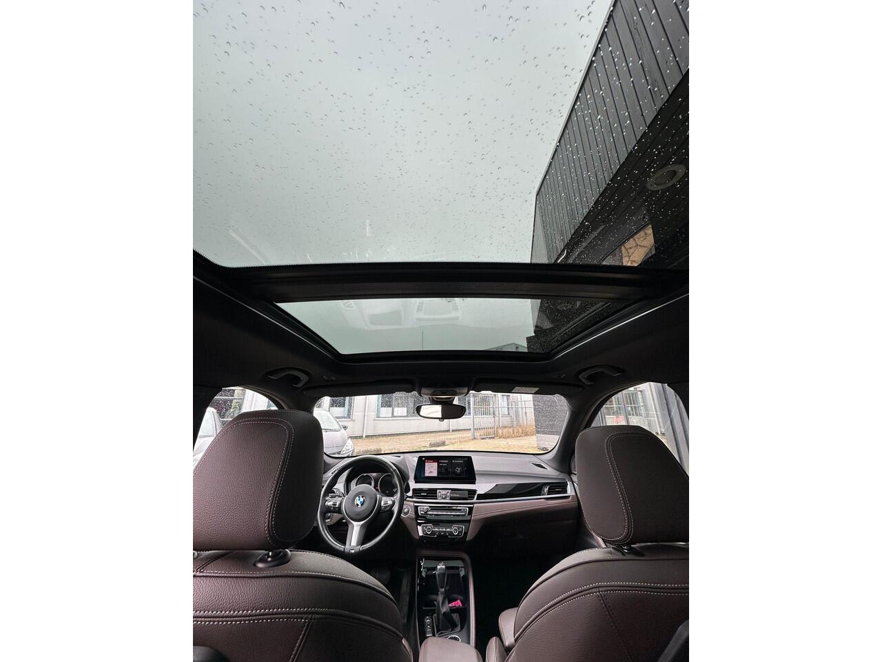 BMW X1 xDrive25e | PANO | 19" | HUD | H&K | 1ste Eigenaar | LED | FULL OPTION! | Dealer Onderhouden!