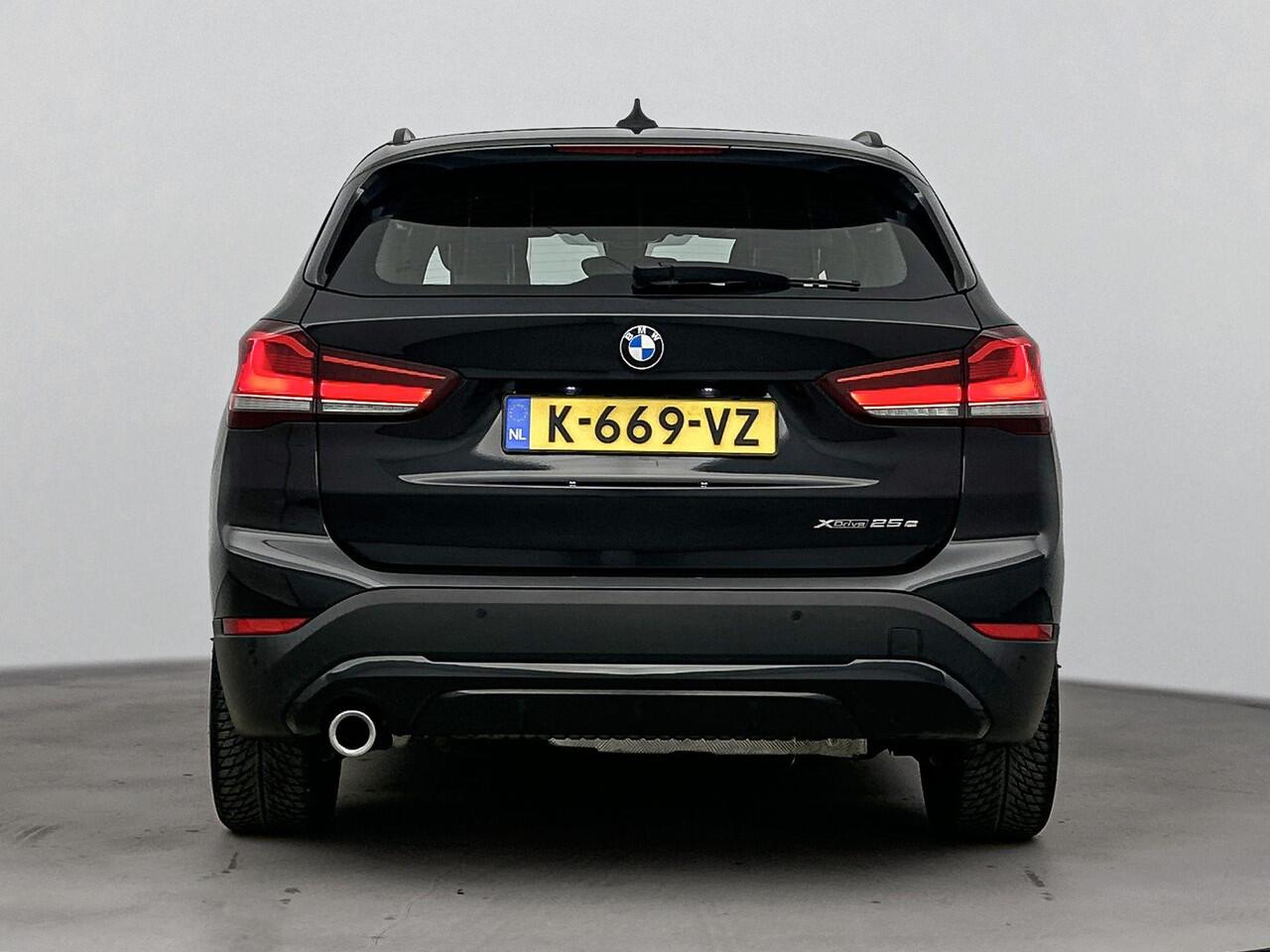 BMW X1 xDrive25e High Executive 220PK | Automaat | Head-Up Display | Navigatie | Zwart Lederen Bekleding | Stoelverwarming | Elektrische Achterklep | Zwarte Velgen