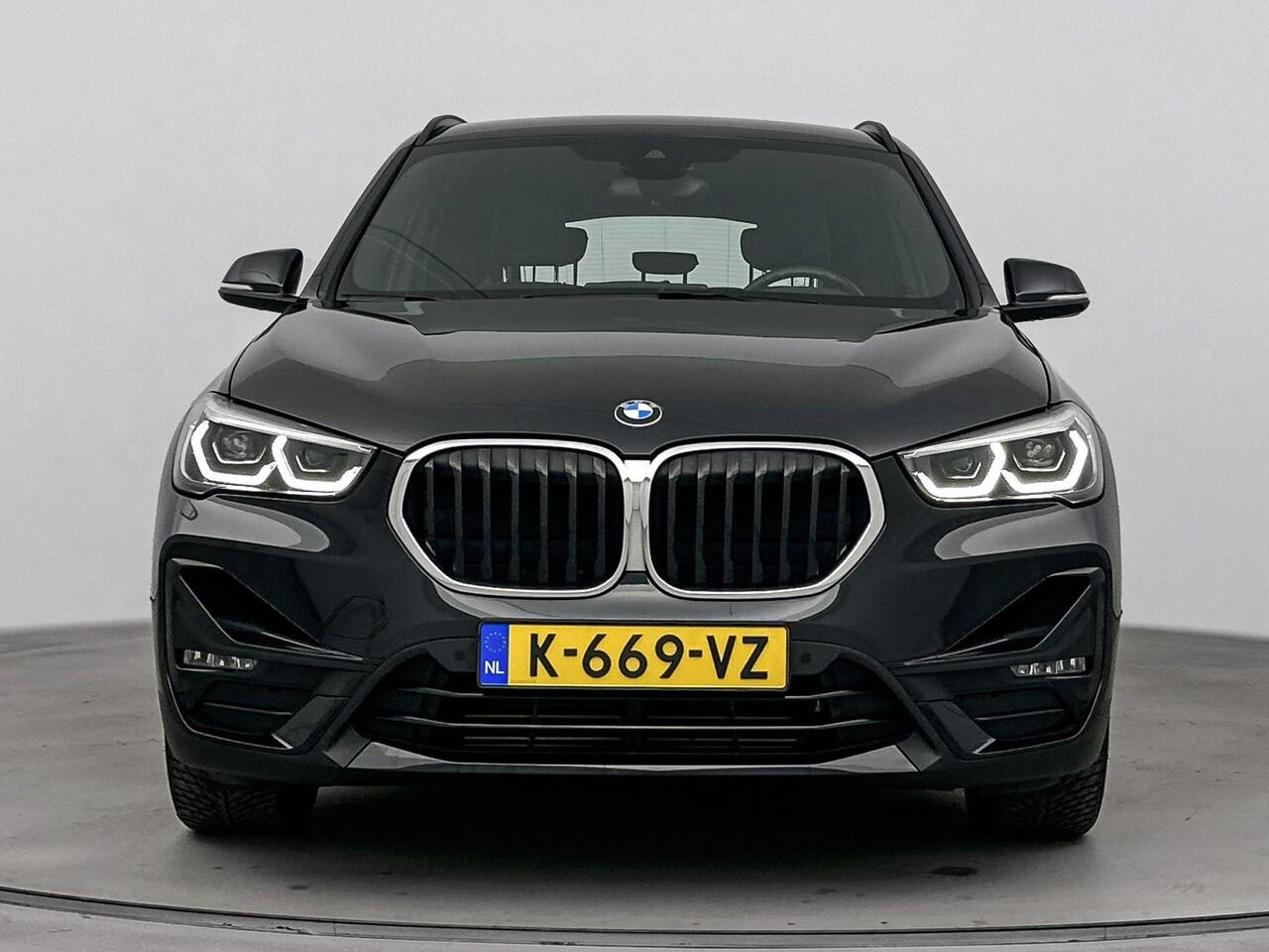 BMW X1 xDrive25e High Executive 220PK | Automaat | Head-Up Display | Navigatie | Zwart Lederen Bekleding | Stoelverwarming | Elektrische Achterklep | Zwarte Velgen