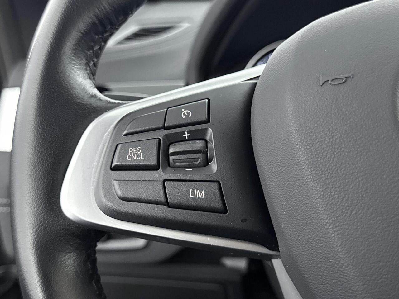 BMW X1 xDrive25e High Executive 220PK | Automaat | Head-Up Display | Navigatie | Zwart Lederen Bekleding | Stoelverwarming | Elektrische Achterklep | Zwarte Velgen