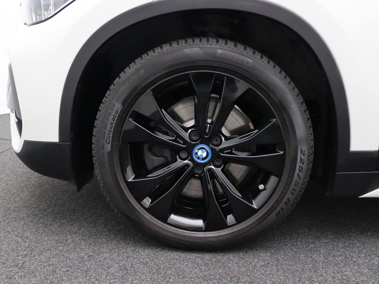 BMW X1 xDrive25e Sportline | Sportstoelen | Park Distance Control Achter | LED-koplampen | Navigatiesysteem | 18''