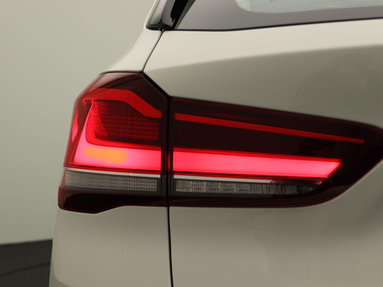 BMW X1 xDrive25e Sportline | Sportstoelen | Park Distance Control Achter | LED-koplampen | Navigatiesysteem | 18''