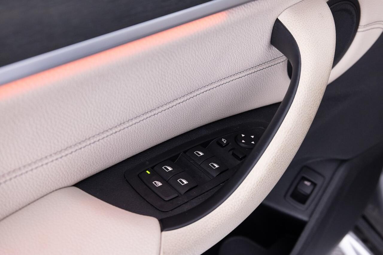 BMW X1 sDrive20i Business Edition Plus | PANORAMADAK | LEDER