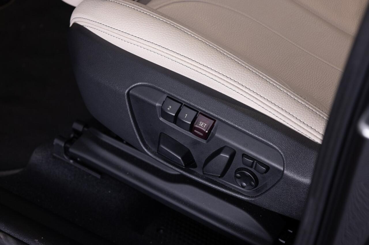 BMW X1 sDrive20i Business Edition Plus | PANORAMADAK | LEDER