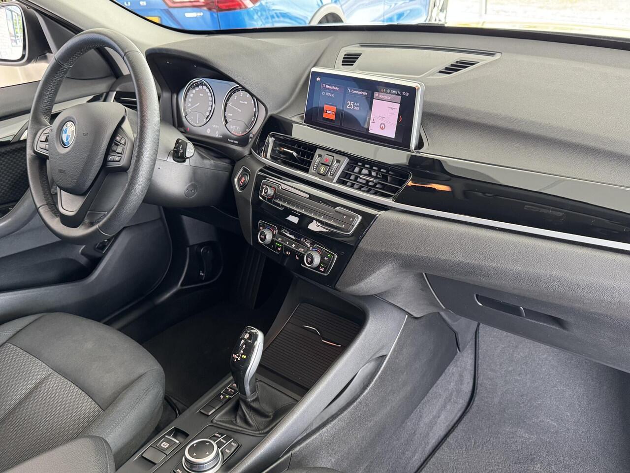 BMW X1 sDrive18iA High Executive | Cruise Control | Camera | Navigatie | Stoelverwarming | LM-Velgen | Climate Control | Elektrisch bedienbare Achterklep | PDC | LED Verlichting ( Vestiging - Vianen )