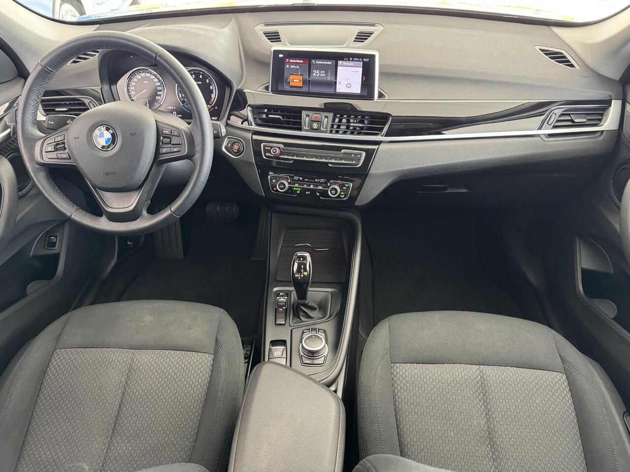 BMW X1 sDrive18iA High Executive | Cruise Control | Camera | Navigatie | Stoelverwarming | LM-Velgen | Climate Control | Elektrisch bedienbare Achterklep | PDC | LED Verlichting ( Vestiging - Vianen )