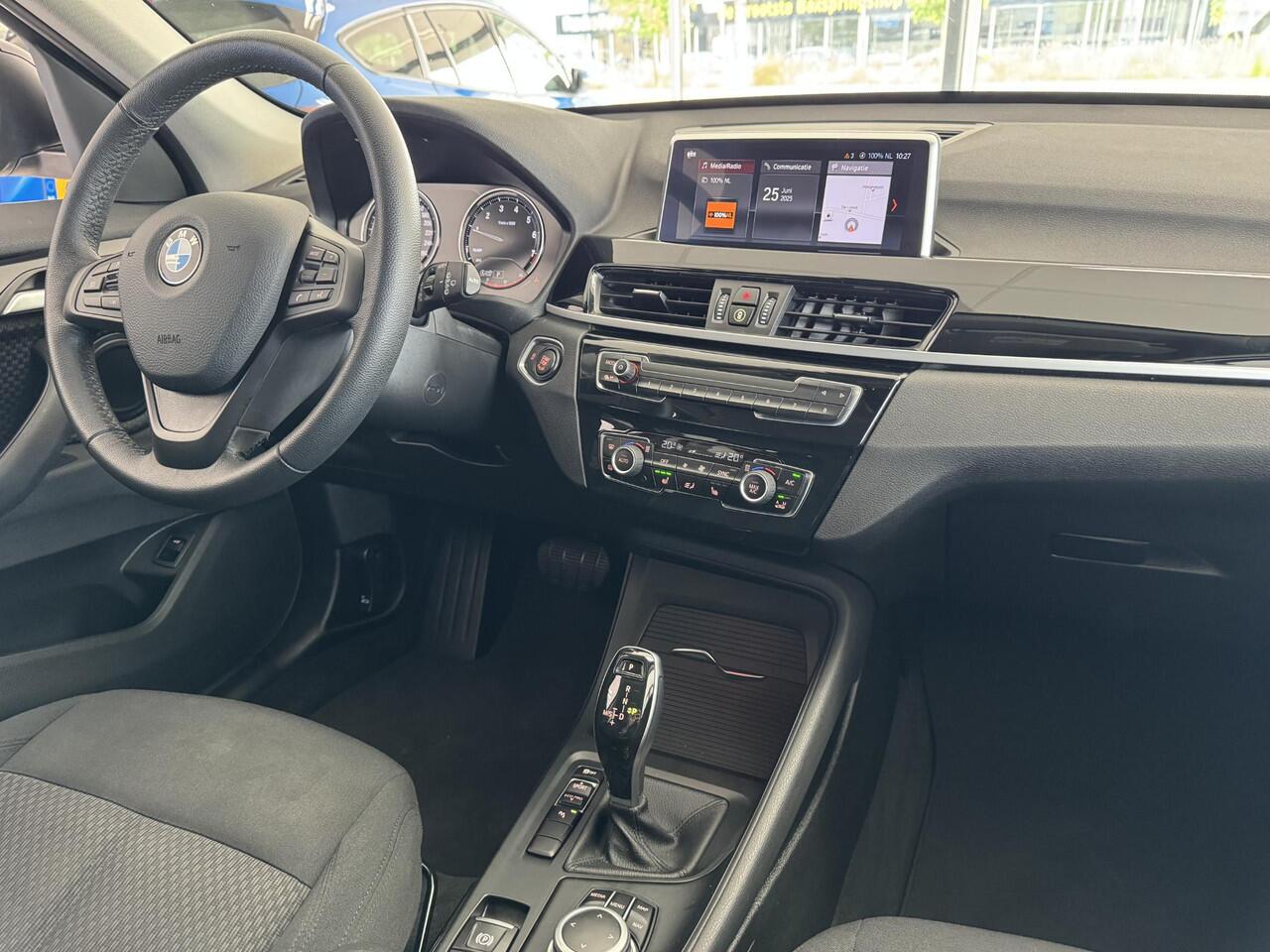 BMW X1 sDrive18iA High Executive | Cruise Control | Camera | Navigatie | Stoelverwarming | LM-Velgen | Climate Control | Elektrisch bedienbare Achterklep | PDC | LED Verlichting ( Vestiging - Vianen )