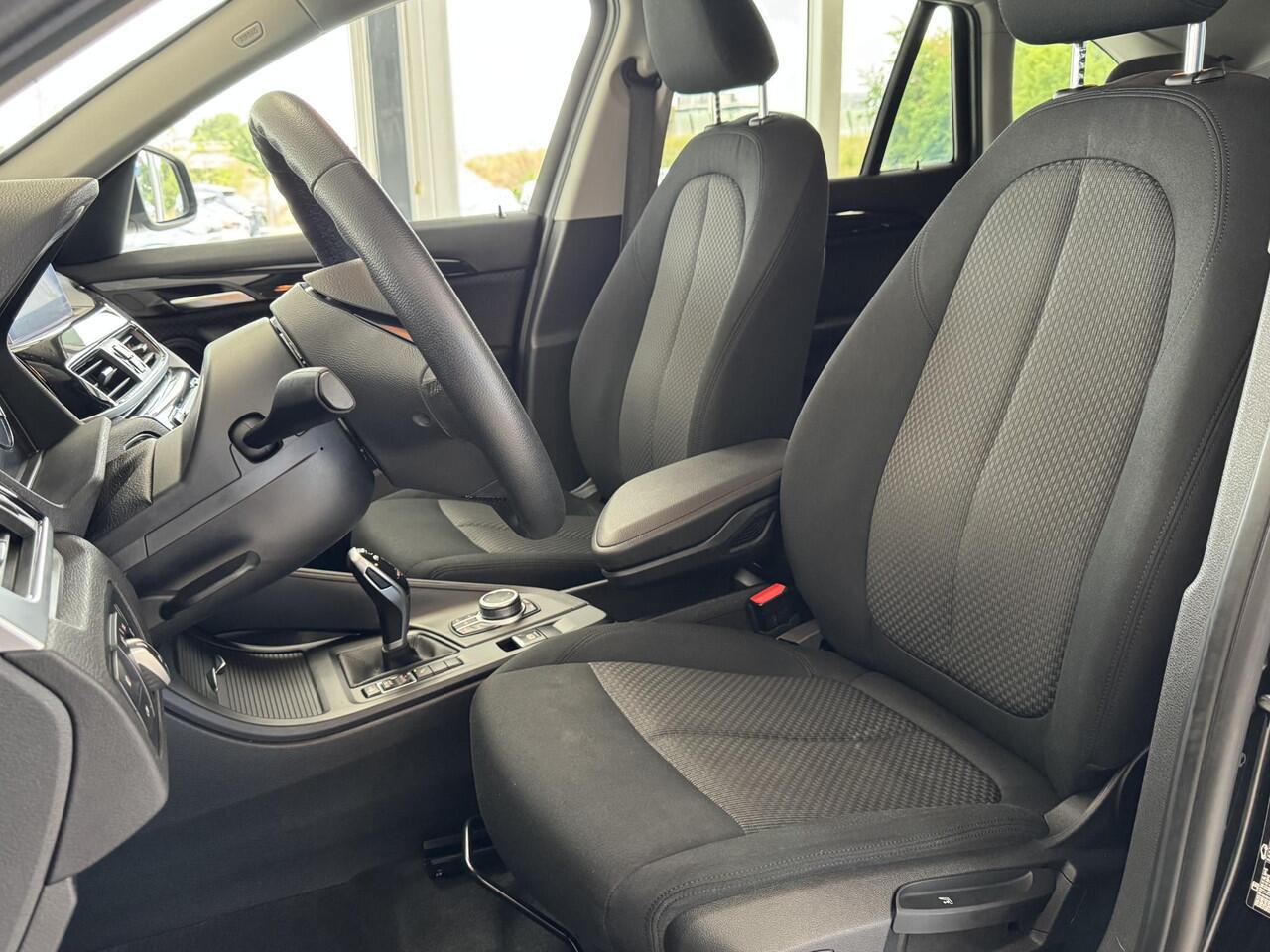 BMW X1 sDrive18iA High Executive | Cruise Control | Camera | Navigatie | Stoelverwarming | LM-Velgen | Climate Control | Elektrisch bedienbare Achterklep | PDC | LED Verlichting ( Vestiging - Vianen )