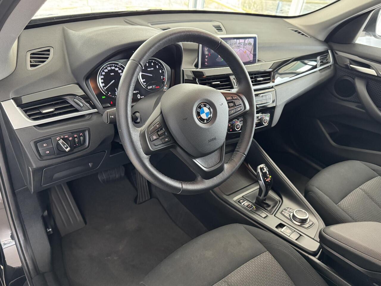 BMW X1 sDrive18iA High Executive | Cruise Control | Camera | Navigatie | Stoelverwarming | LM-Velgen | Climate Control | Elektrisch bedienbare Achterklep | PDC | LED Verlichting ( Vestiging - Vianen )