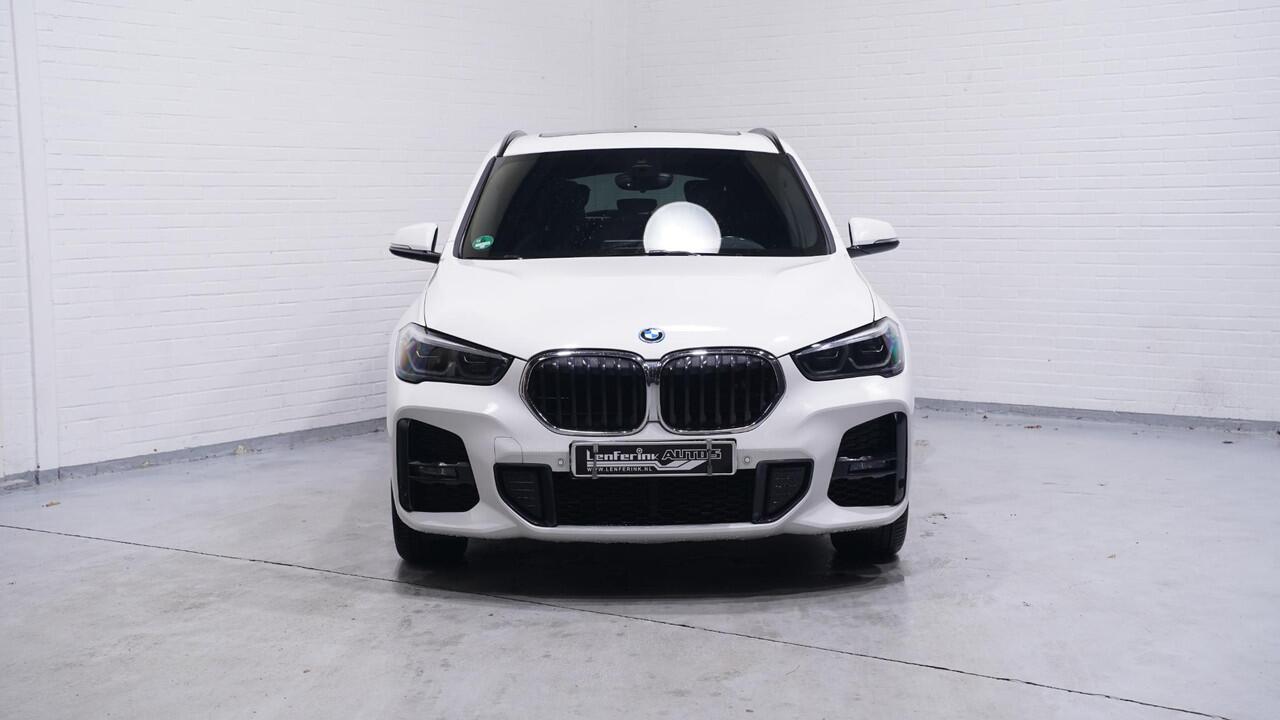 BMW X1 xDrive25e m Sport Panodak Afn. trekhaak Led koplampen Stoel-/stuur verwarming Camera PDC v+a Head up