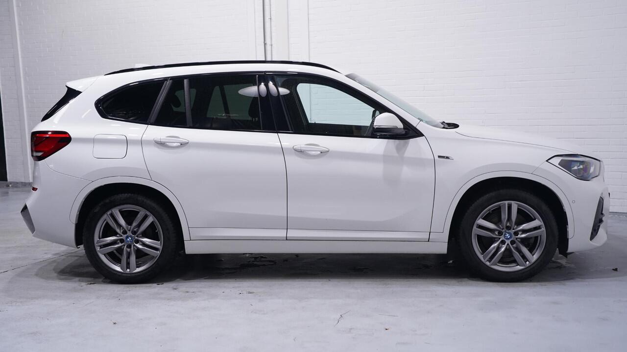 BMW X1 xDrive25e m Sport Panodak Afn. trekhaak Led koplampen Stoel-/stuur verwarming Camera PDC v+a Head up