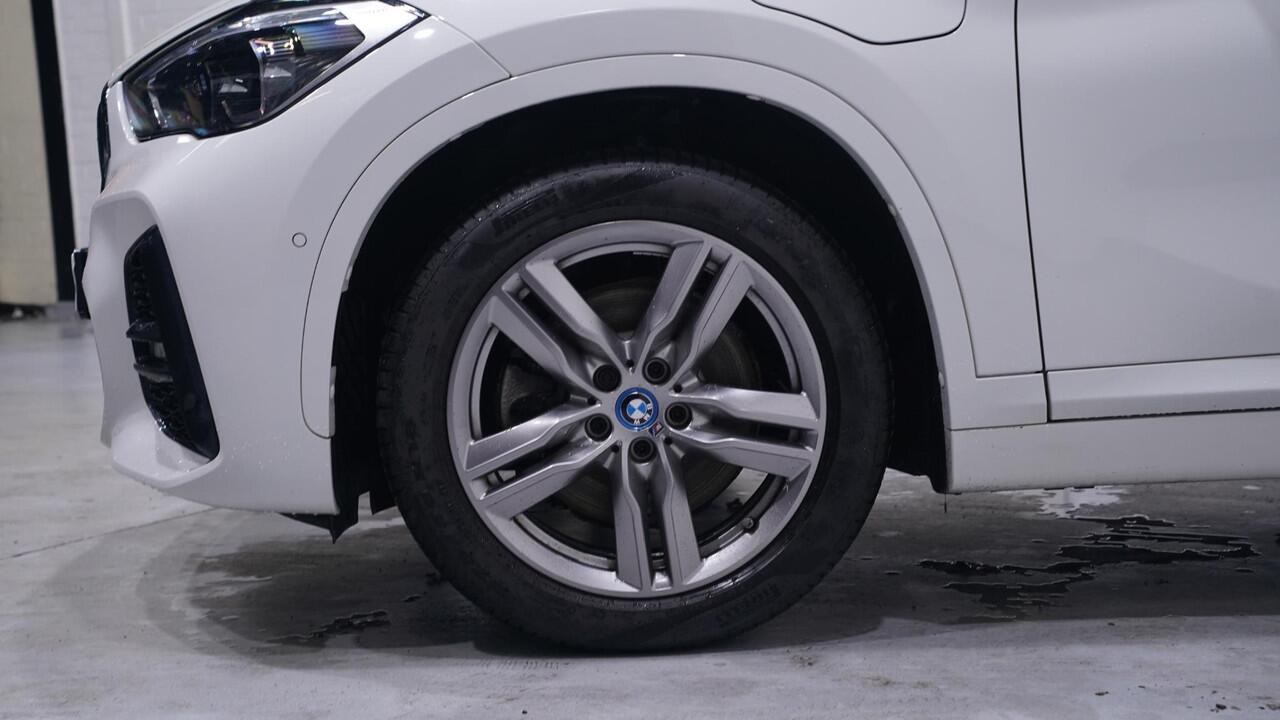 BMW X1 xDrive25e m Sport Panodak Afn. trekhaak Led koplampen Stoel-/stuur verwarming Camera PDC v+a Head up