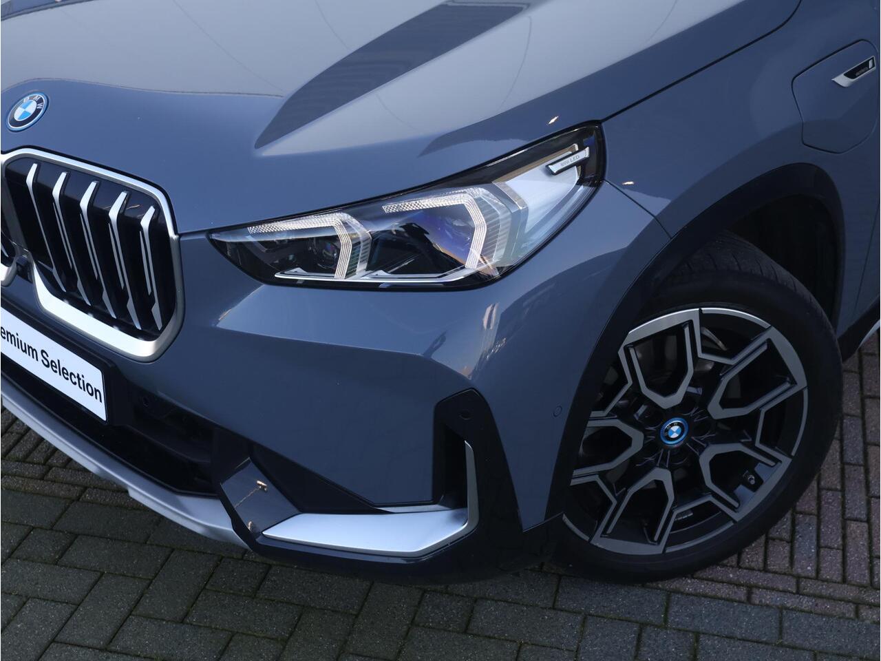 BMW X1 xDrive30e Comfort Access/ Trekhaak/ Panoramadak/ Harman-Kardon/ Head-Up/ Elektrische Stoelen/ Stoelverwarming