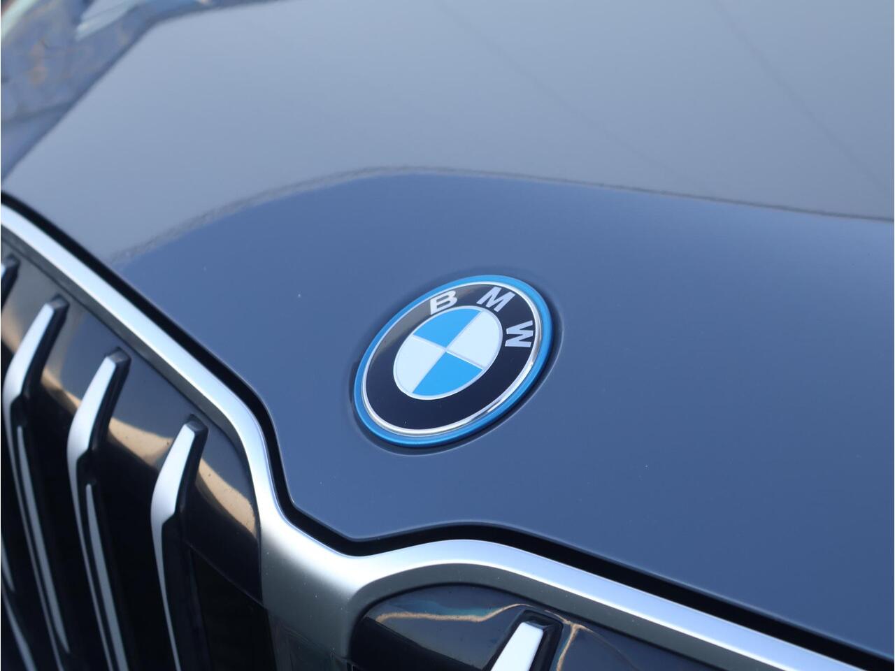 BMW X1 xDrive30e Comfort Access/ Trekhaak/ Panoramadak/ Harman-Kardon/ Head-Up/ Elektrische Stoelen/ Stoelverwarming