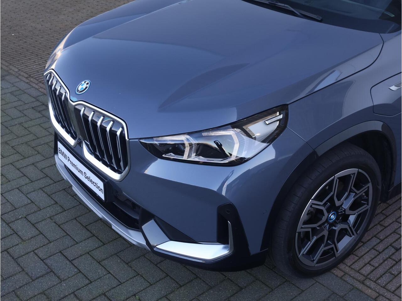 BMW X1 xDrive30e Comfort Access/ Trekhaak/ Panoramadak/ Harman-Kardon/ Head-Up/ Elektrische Stoelen/ Stoelverwarming