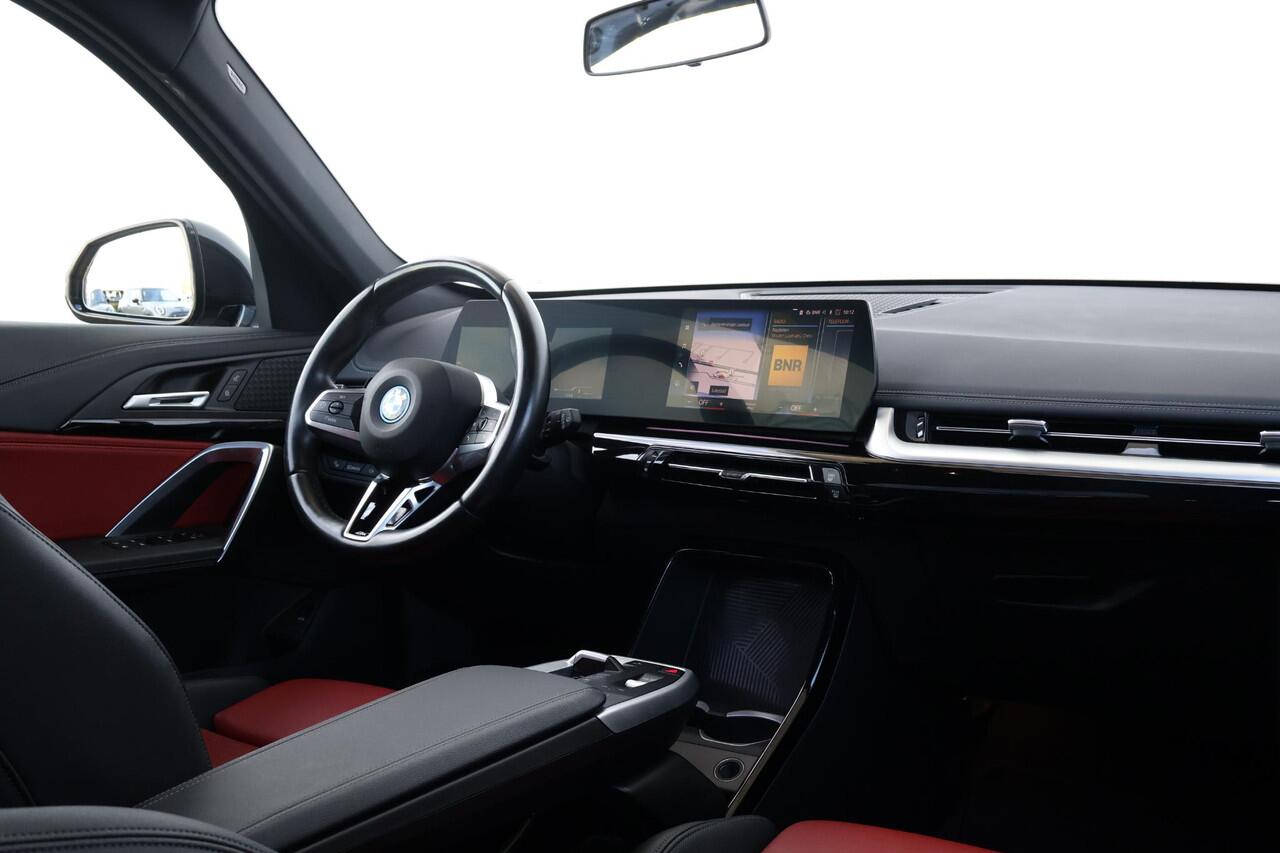 BMW X1 xDrive25e / M-Sport Pakket / Achteruitrij Camera / Pano Dak / Verwarmde Voorstoelen / Parking Assistant / 18'' LM | Lentevoordeel