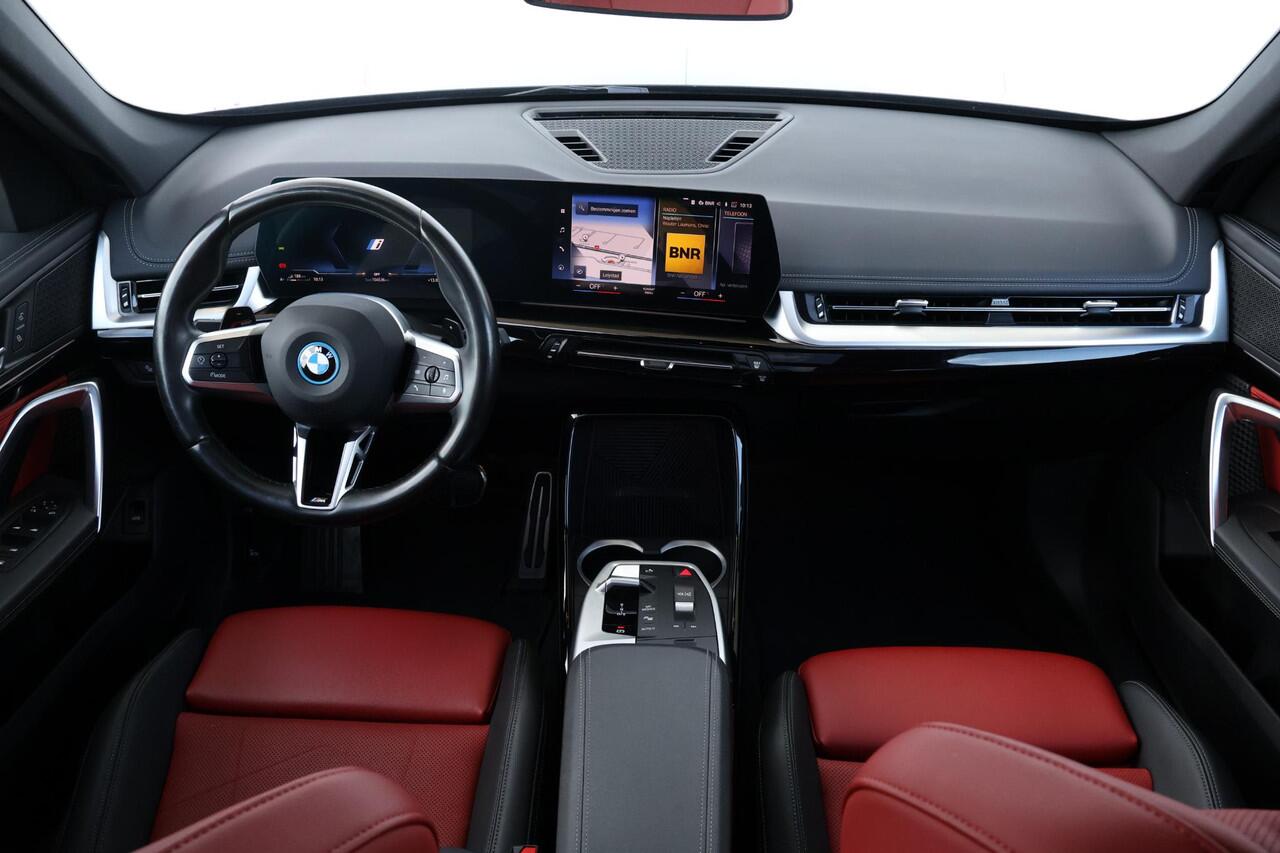 BMW X1 xDrive25e / M-Sport Pakket / Achteruitrij Camera / Pano Dak / Verwarmde Voorstoelen / Parking Assistant / 18'' LM | Lentevoordeel