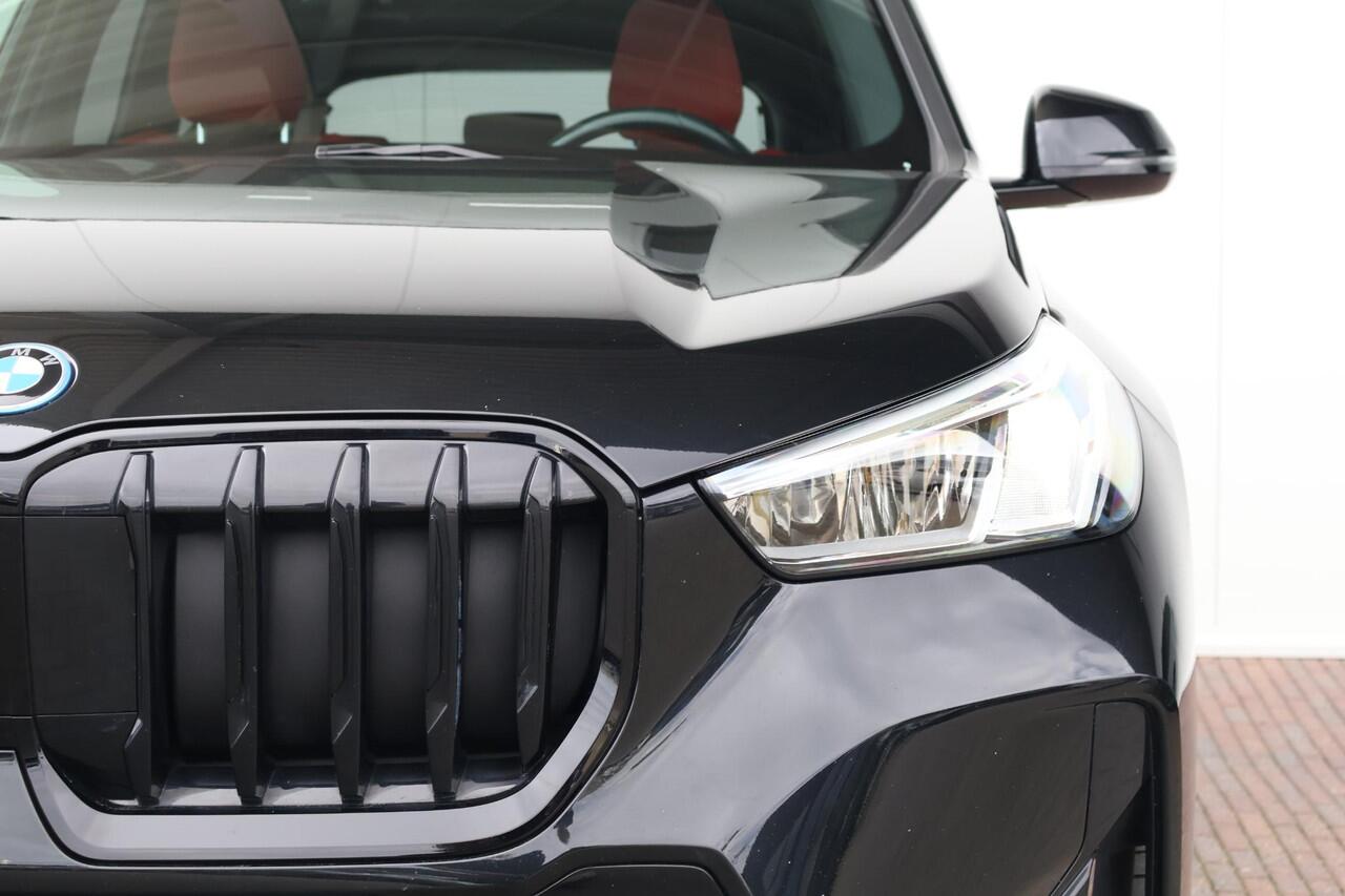 BMW X1 xDrive25e / M-Sport Pakket / Achteruitrij Camera / Pano Dak / Verwarmde Voorstoelen / Parking Assistant / 18'' LM | Lentevoordeel