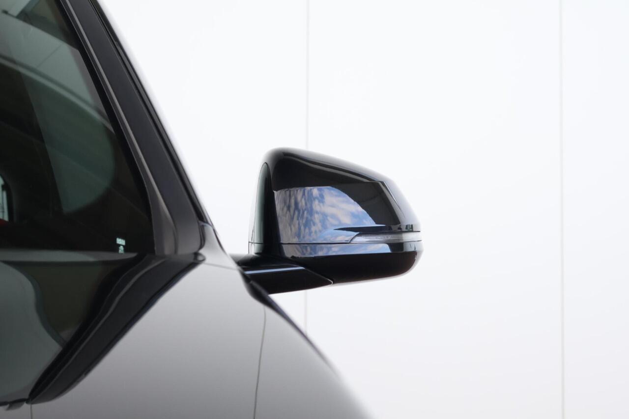 BMW X1 xDrive25e / M-Sport Pakket / Achteruitrij Camera / Pano Dak / Verwarmde Voorstoelen / Parking Assistant / 18'' LM | Lentevoordeel