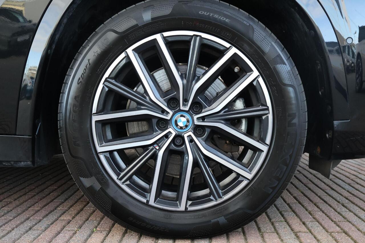 BMW X1 xDrive25e / M-Sport Pakket / Achteruitrij Camera / Pano Dak / Verwarmde Voorstoelen / Parking Assistant / 18'' LM | Lentevoordeel