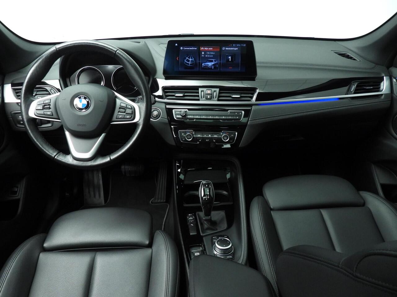 BMW X1 sDrive18i | LED | HUD | Panoramadak | Trekhaak | Sportstoelen | Elektr. zetels | DAB | Hifi speakers | Alu 18 inch