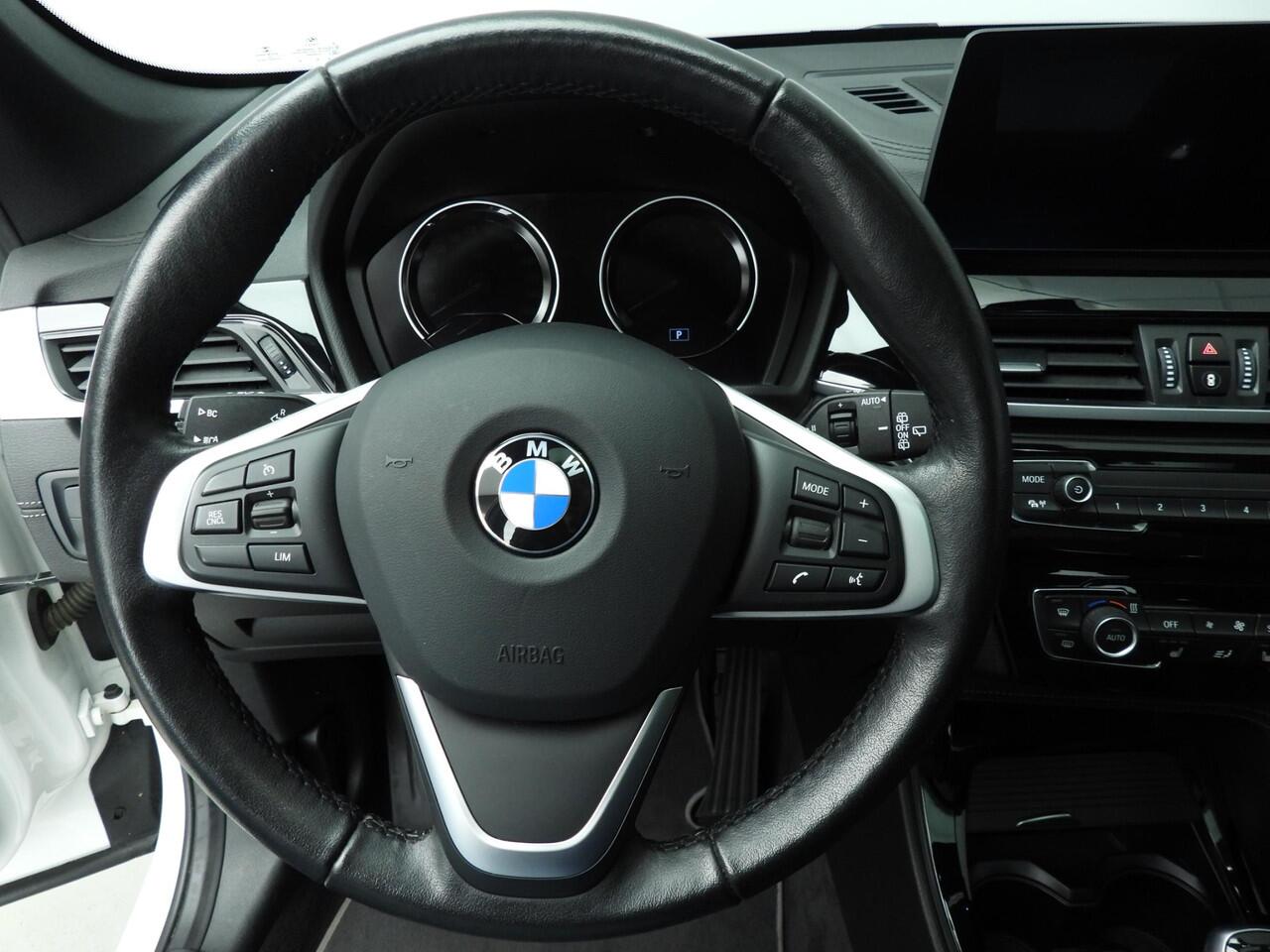BMW X1 sDrive18i | LED | HUD | Panoramadak | Trekhaak | Sportstoelen | Elektr. zetels | DAB | Hifi speakers | Alu 18 inch