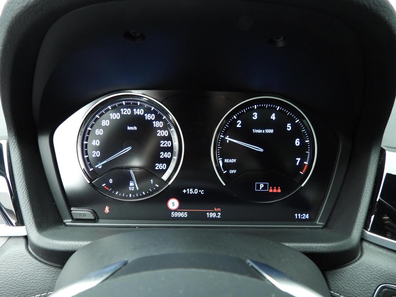 BMW X1 sDrive18i | LED | HUD | Panoramadak | Trekhaak | Sportstoelen | Elektr. zetels | DAB | Hifi speakers | Alu 18 inch