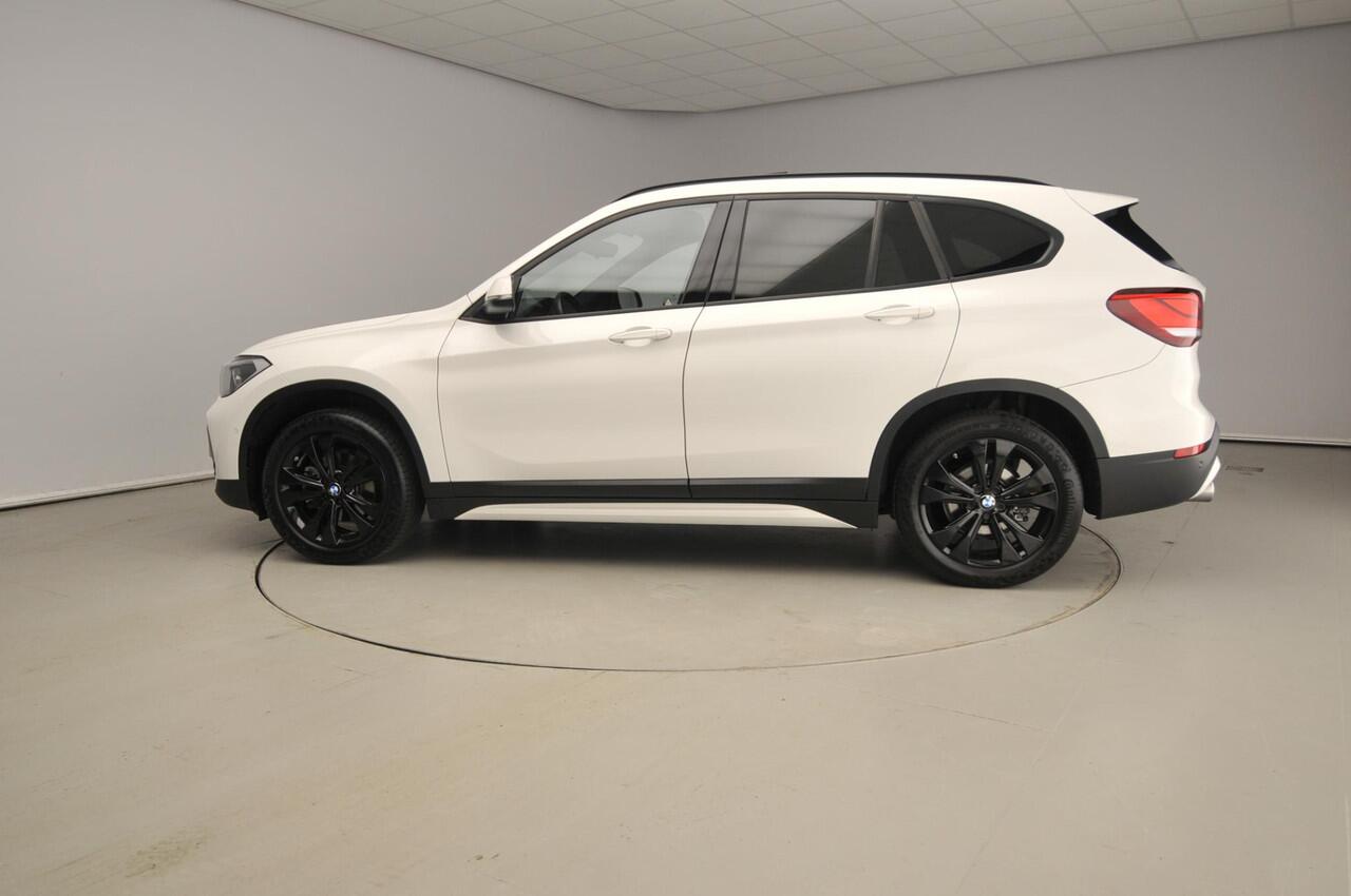 BMW X1 sDrive18i | LED | HUD | Panoramadak | Trekhaak | Sportstoelen | Elektr. zetels | DAB | Hifi speakers | Alu 18 inch