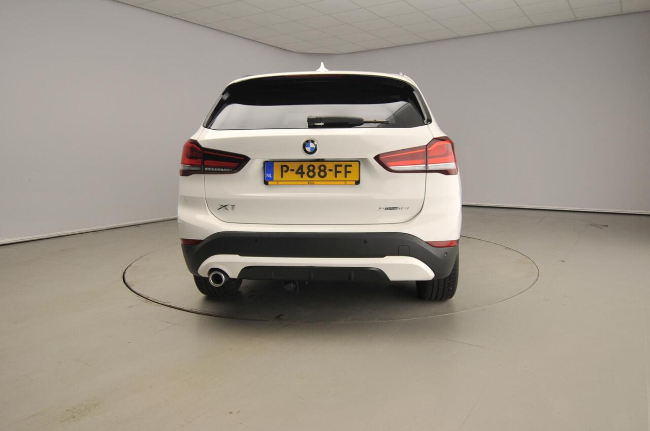 BMW X1 sDrive18i | LED | HUD | Panoramadak | Trekhaak | Sportstoelen | Elektr. zetels | DAB | Hifi speakers | Alu 18 inch
