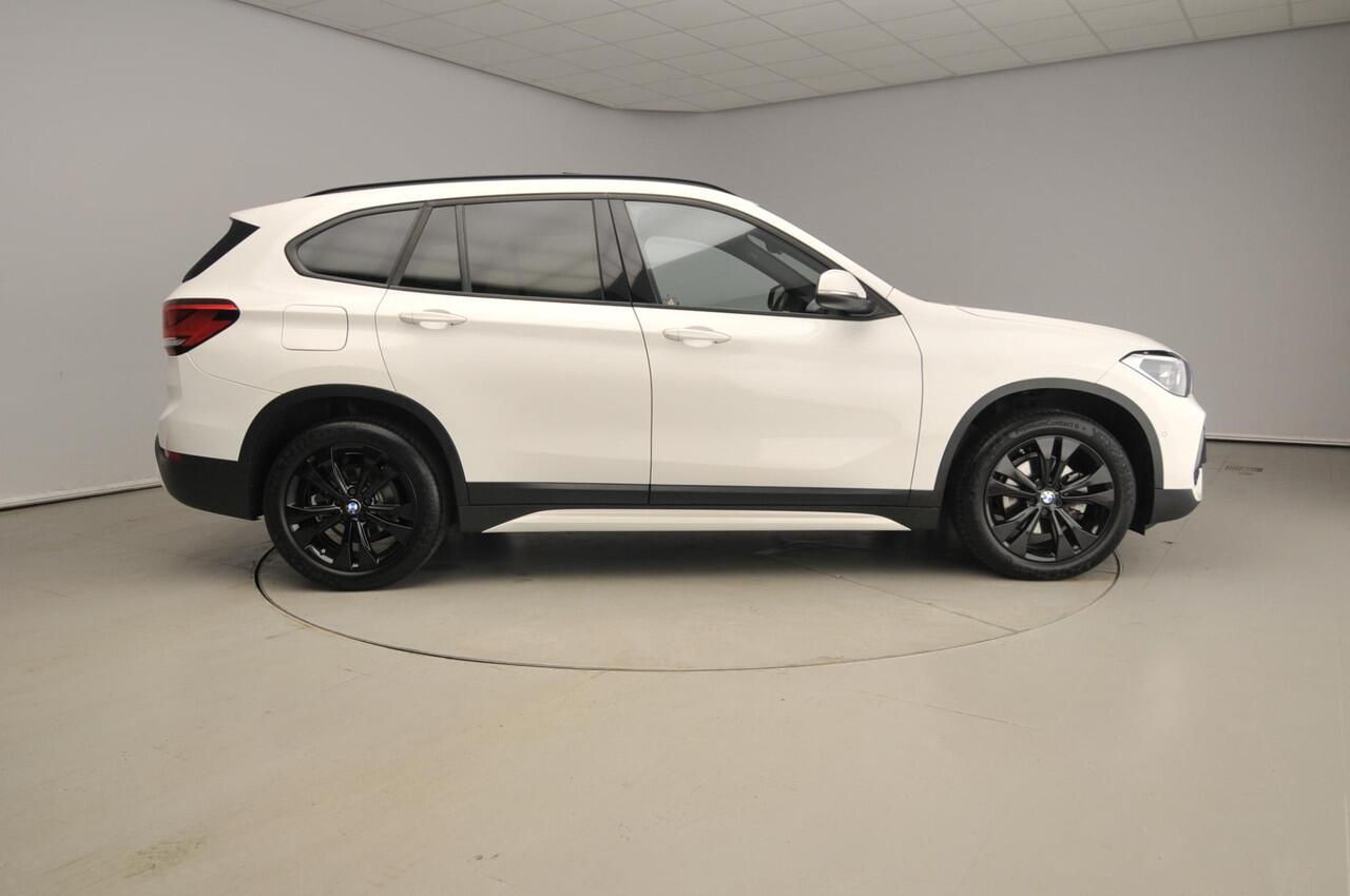 BMW X1 sDrive18i | LED | HUD | Panoramadak | Trekhaak | Sportstoelen | Elektr. zetels | DAB | Hifi speakers | Alu 18 inch