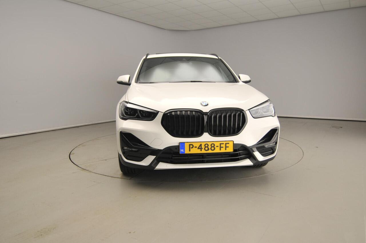 BMW X1 sDrive18i | LED | HUD | Panoramadak | Trekhaak | Sportstoelen | Elektr. zetels | DAB | Hifi speakers | Alu 18 inch