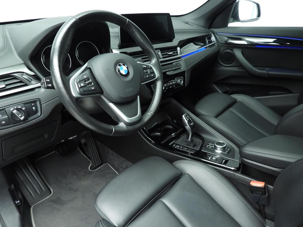 BMW X1 sDrive18i | LED | HUD | Panoramadak | Trekhaak | Sportstoelen | Elektr. zetels | DAB | Hifi speakers | Alu 18 inch