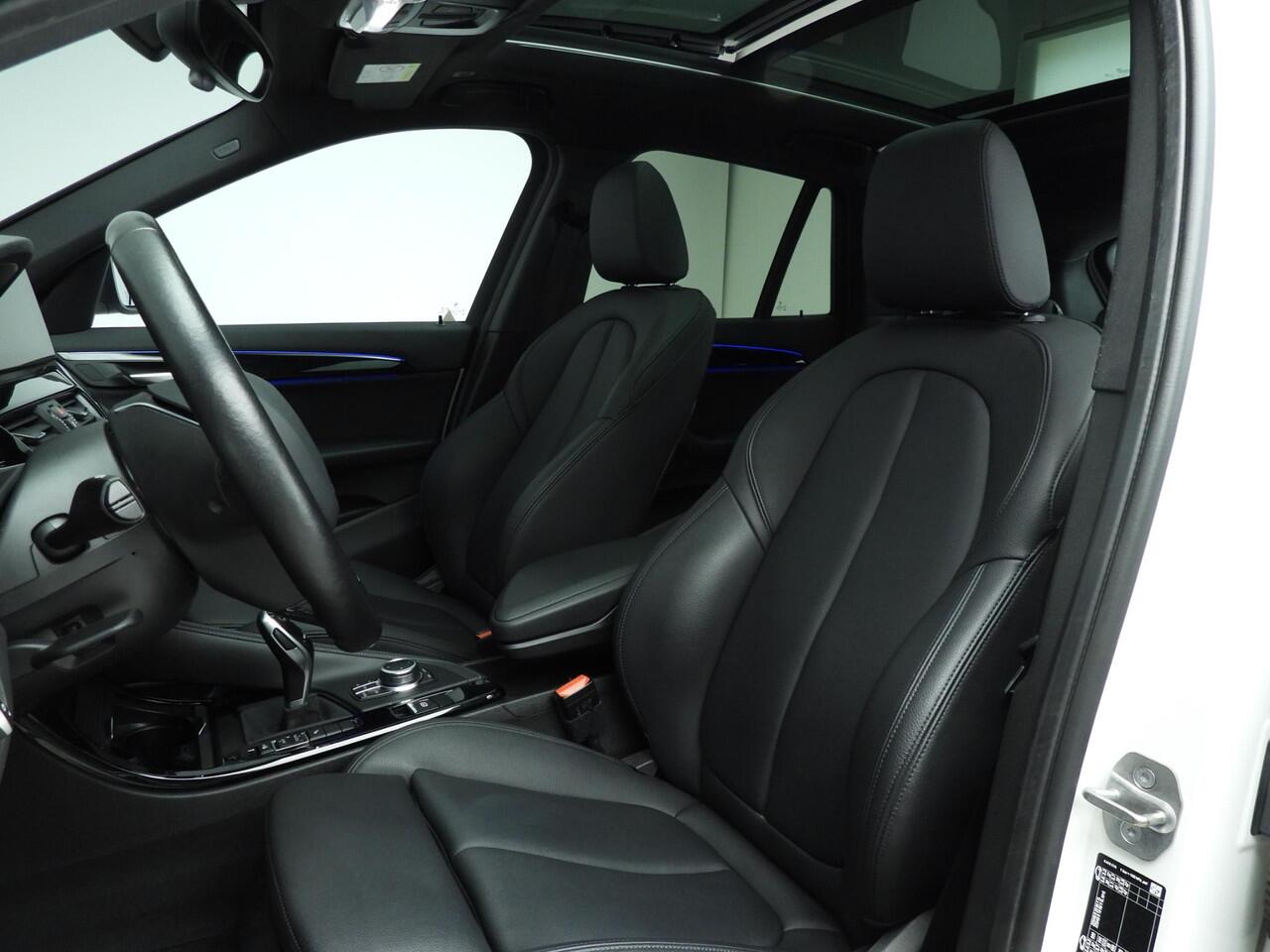 BMW X1 sDrive18i | LED | HUD | Panoramadak | Trekhaak | Sportstoelen | Elektr. zetels | DAB | Hifi speakers | Alu 18 inch