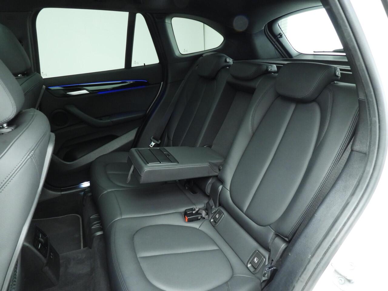 BMW X1 sDrive18i | LED | HUD | Panoramadak | Trekhaak | Sportstoelen | Elektr. zetels | DAB | Hifi speakers | Alu 18 inch