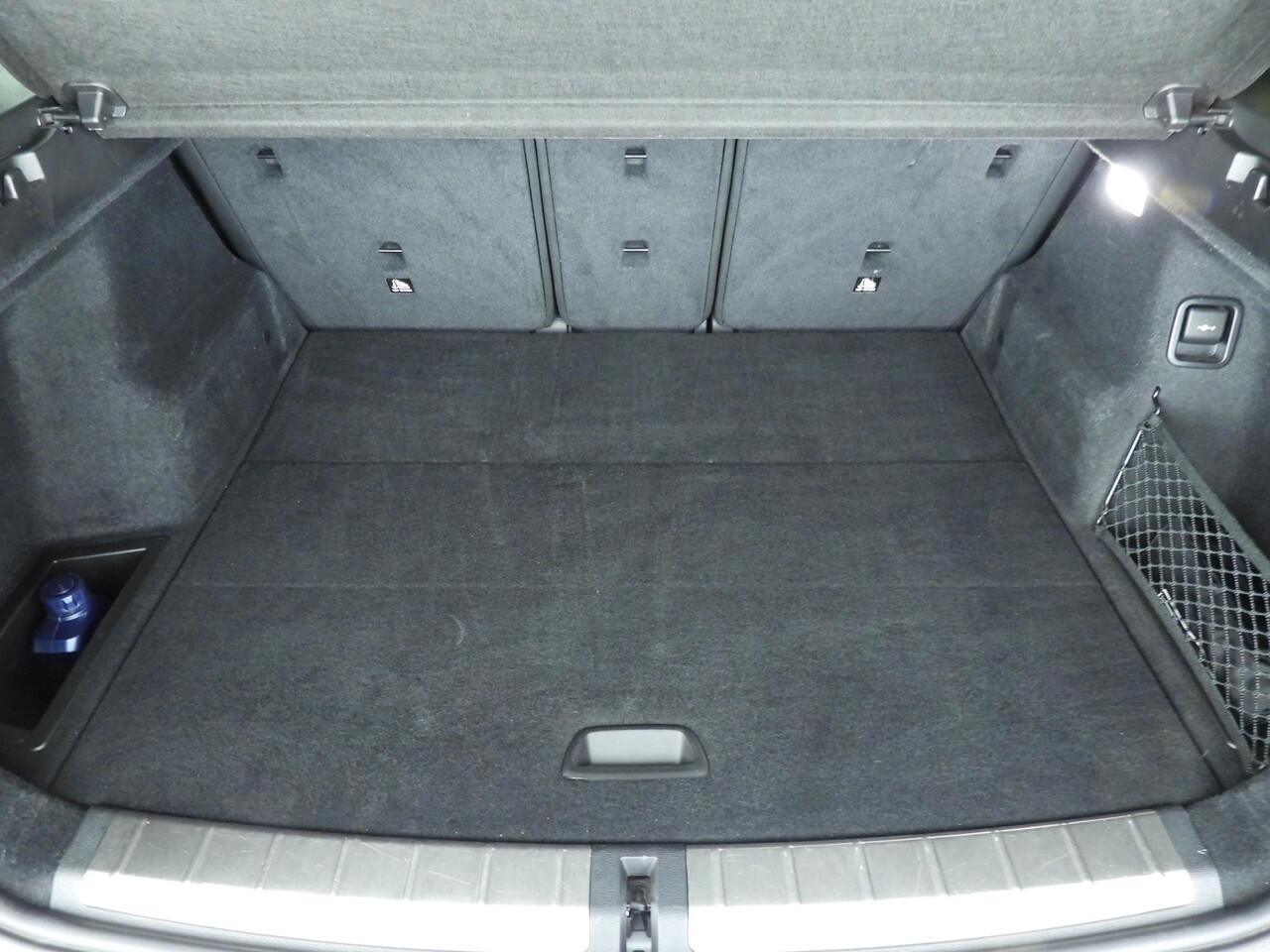 BMW X1 sDrive18i | LED | HUD | Panoramadak | Trekhaak | Sportstoelen | Elektr. zetels | DAB | Hifi speakers | Alu 18 inch