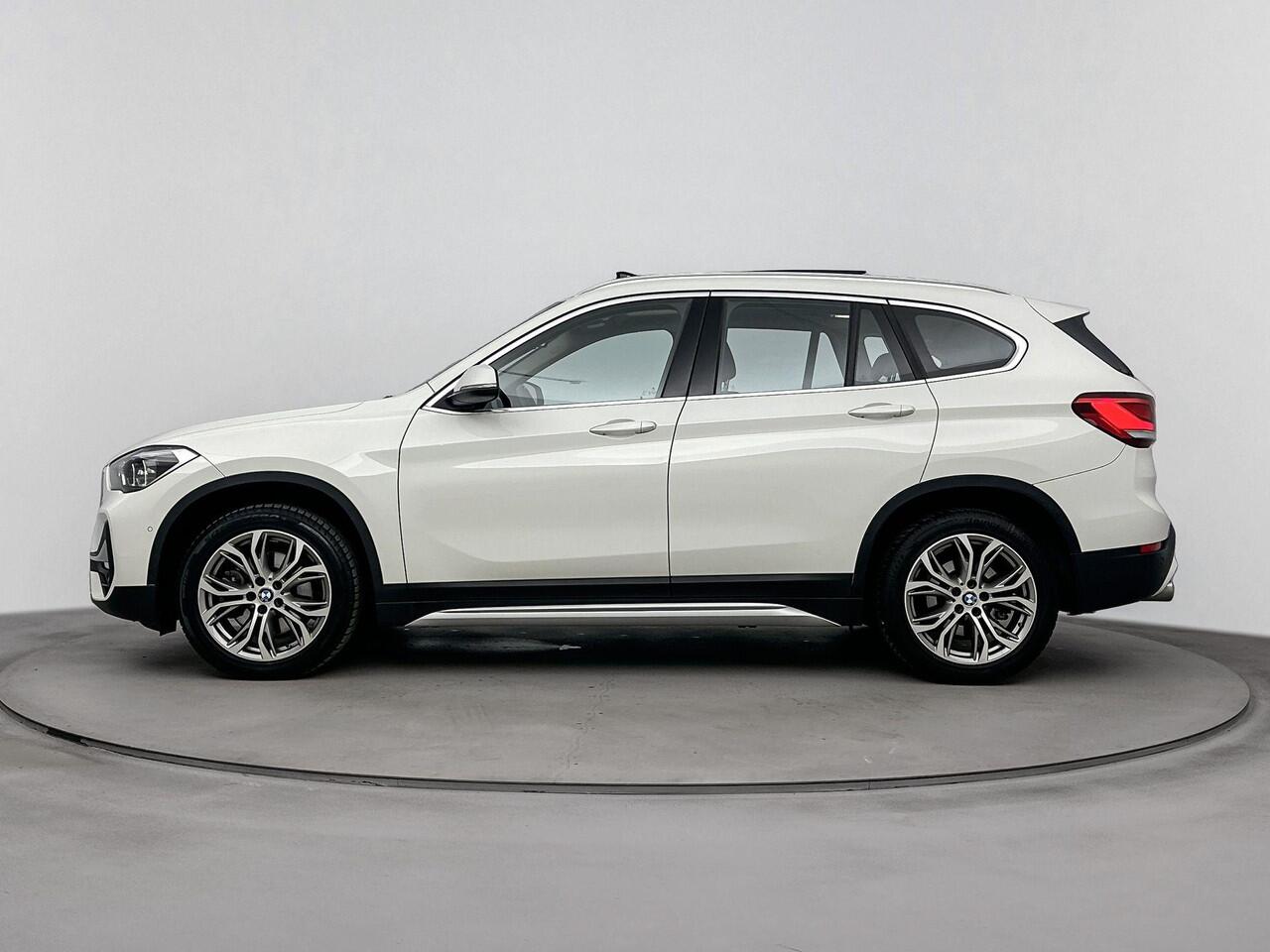 BMW X1 sDrive20i Business Edition Plus 178PK | Automaat | Schuif-/Kanteldak | Leder Interieur | Head-Up Display | Stoel- en Stuurverwarming | Apple CarPlay & Android Auto