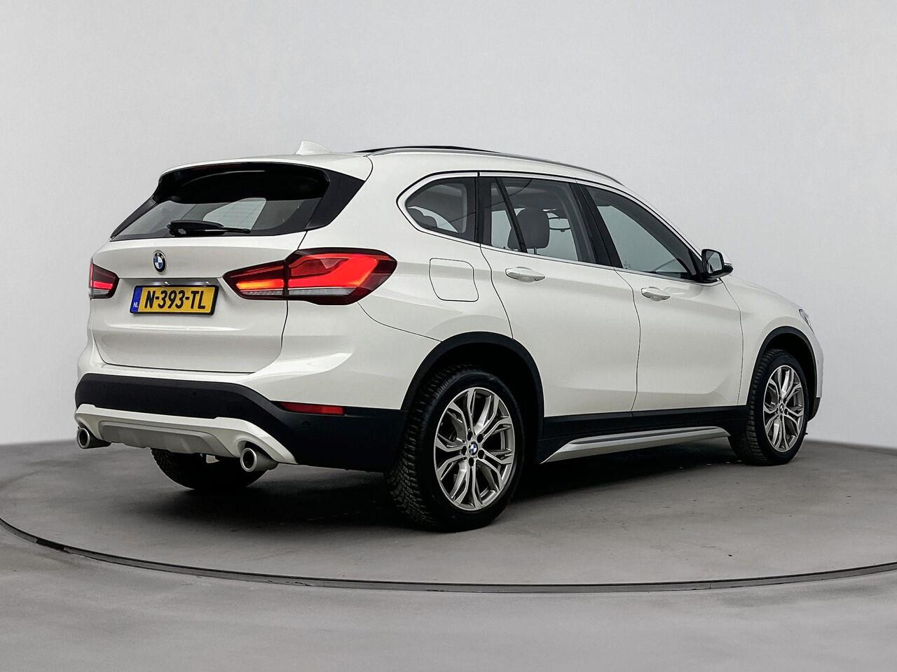 BMW X1 sDrive20i Business Edition Plus 178PK | Automaat | Schuif-/Kanteldak | Leder Interieur | Head-Up Display | Stoel- en Stuurverwarming | Apple CarPlay & Android Auto