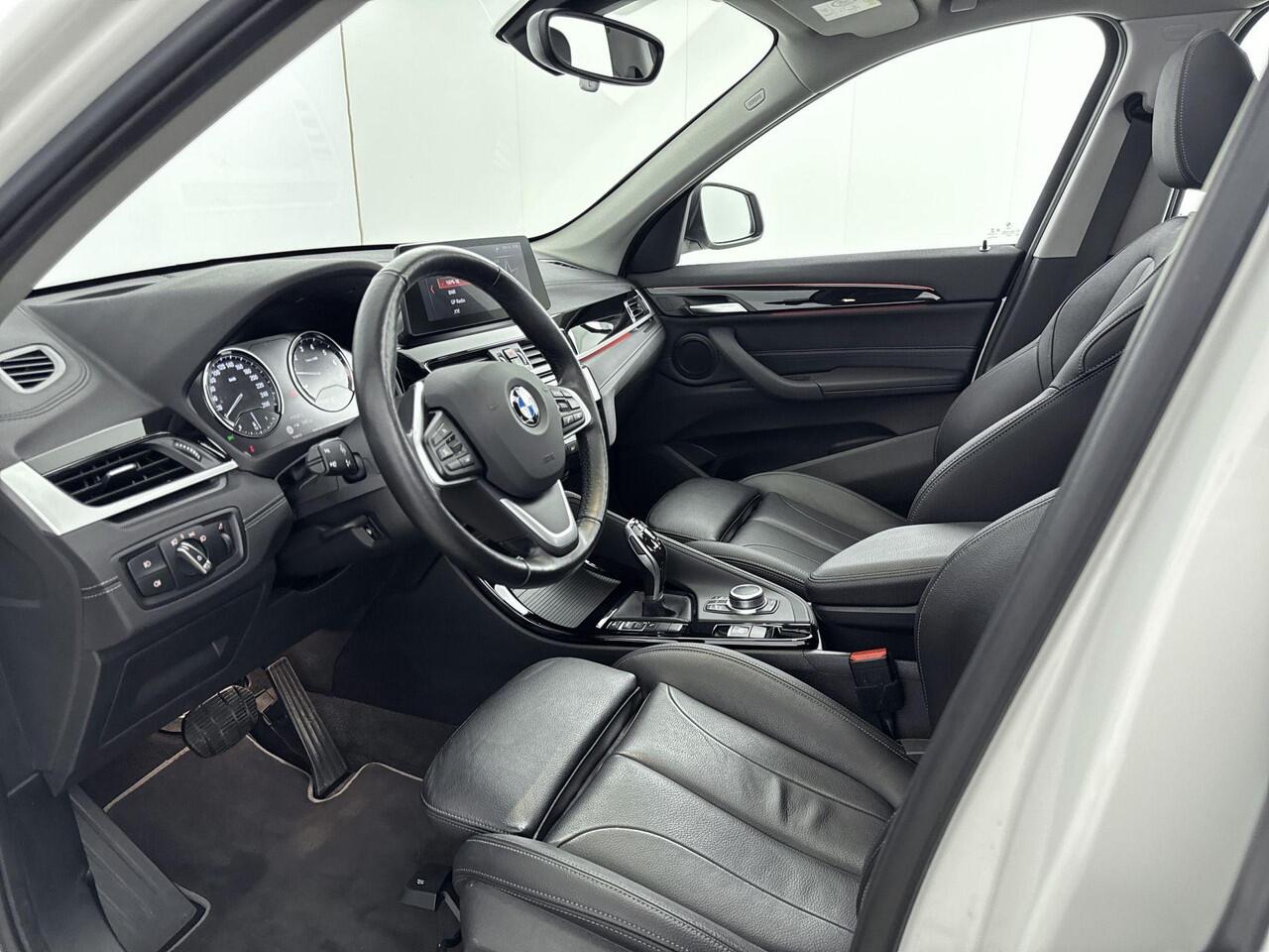 BMW X1 sDrive20i Business Edition Plus 178PK | Automaat | Schuif-/Kanteldak | Leder Interieur | Head-Up Display | Stoel- en Stuurverwarming | Apple CarPlay & Android Auto