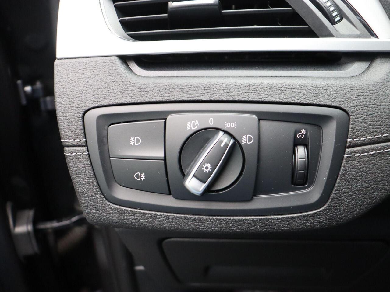 BMW X1 sDrive20i High Executive | Parking Pack | Trekhaak | Achteruitrijcamera | Laserlight | Head-Up Display | DAB | HiFi | 18''