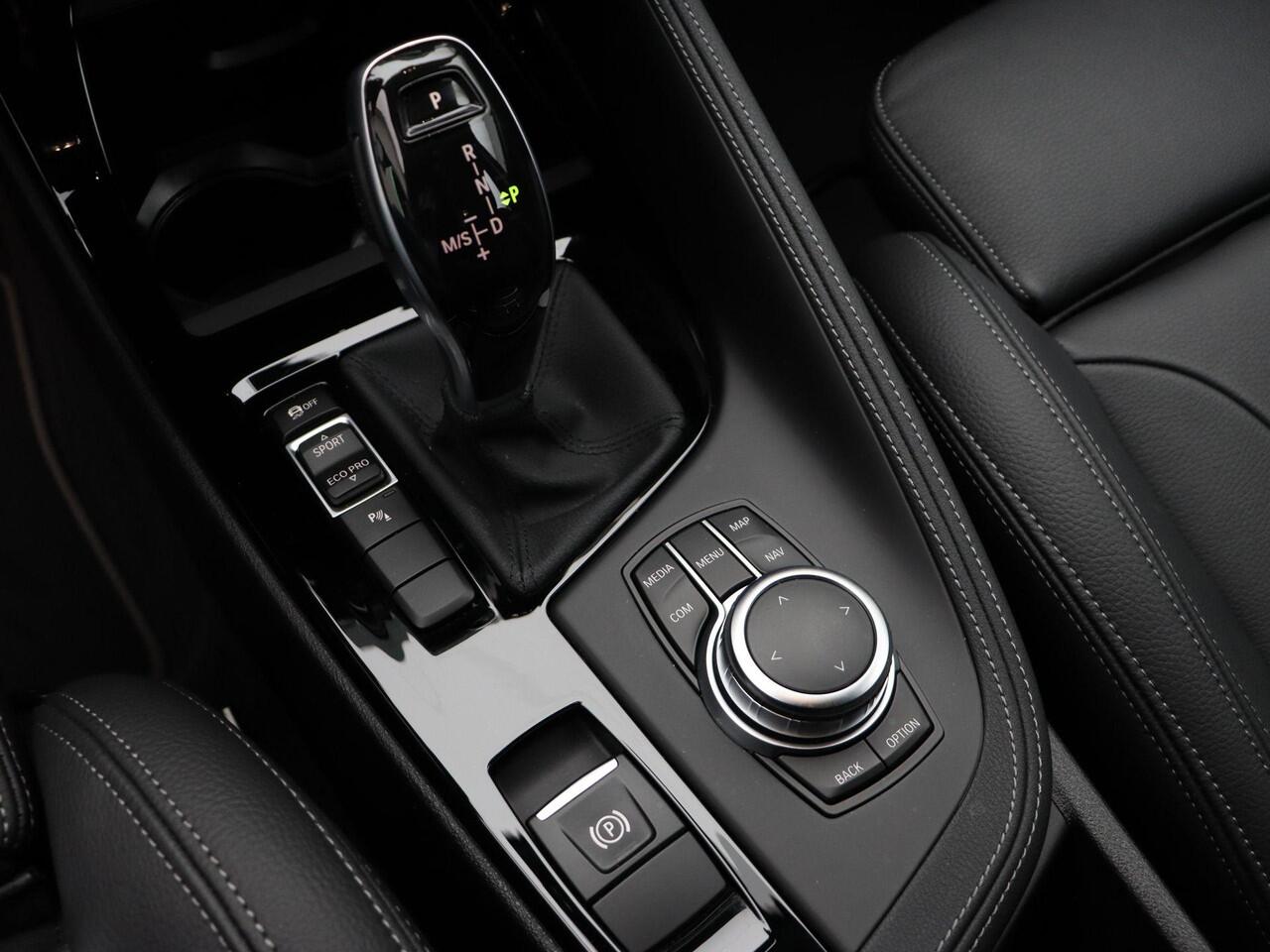 BMW X1 sDrive20i High Executive | Parking Pack | Trekhaak | Achteruitrijcamera | Laserlight | Head-Up Display | DAB | HiFi | 18''