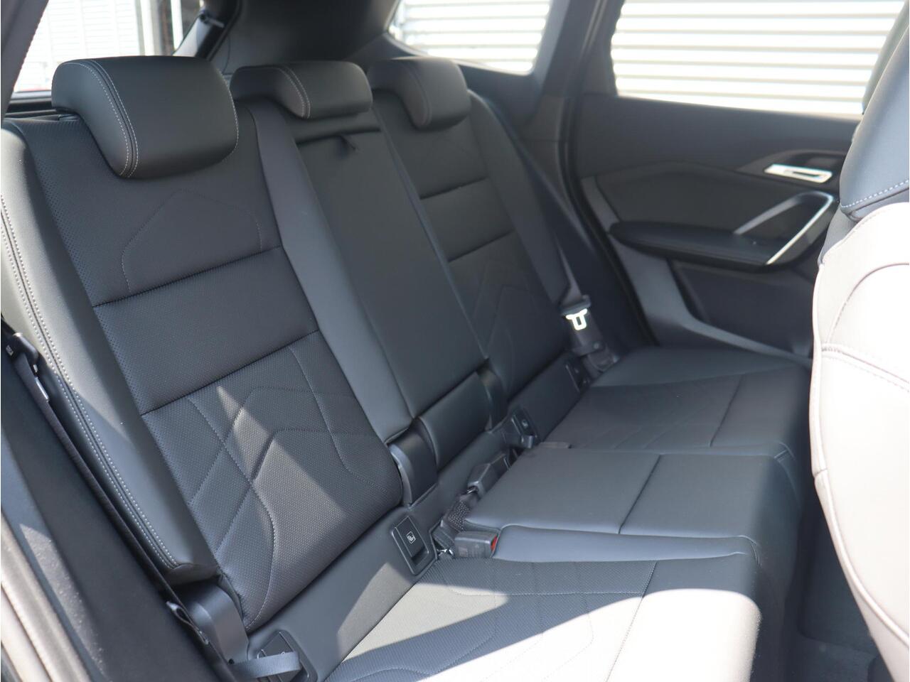 BMW X1 xDrive25e | M Sportpakket | Panodak | Getint Glas | Sportstoelen | Verwarmbare Voorstoelen | Camera | Climate Control | 19'' LMV