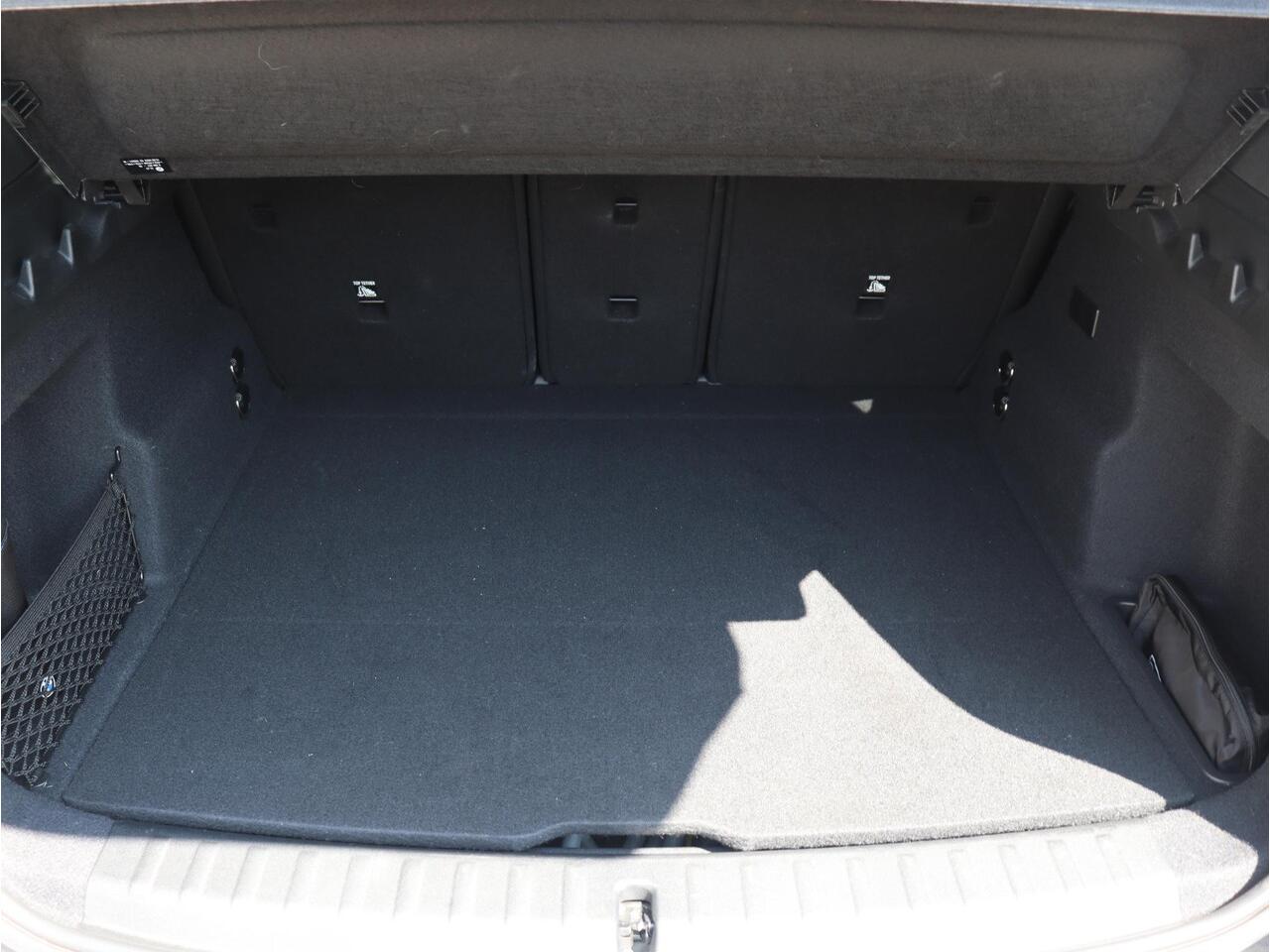 BMW X1 xDrive25e | M Sportpakket | Panodak | Getint Glas | Sportstoelen | Verwarmbare Voorstoelen | Camera | Climate Control | 19'' LMV