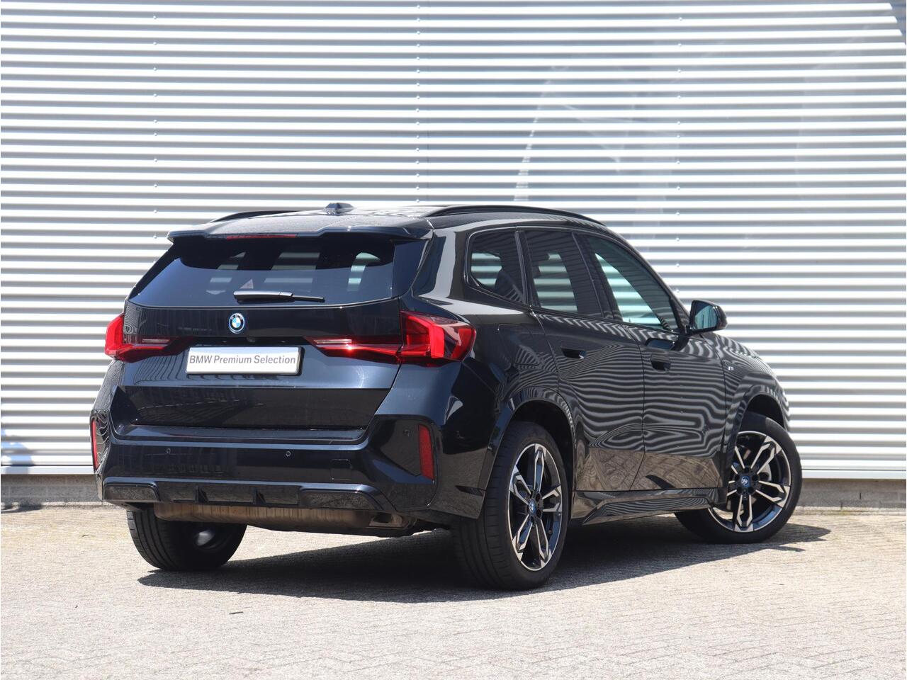 BMW X1 xDrive25e | M Sportpakket | Panodak | Getint Glas | Sportstoelen | Verwarmbare Voorstoelen | Camera | Climate Control | 19'' LMV