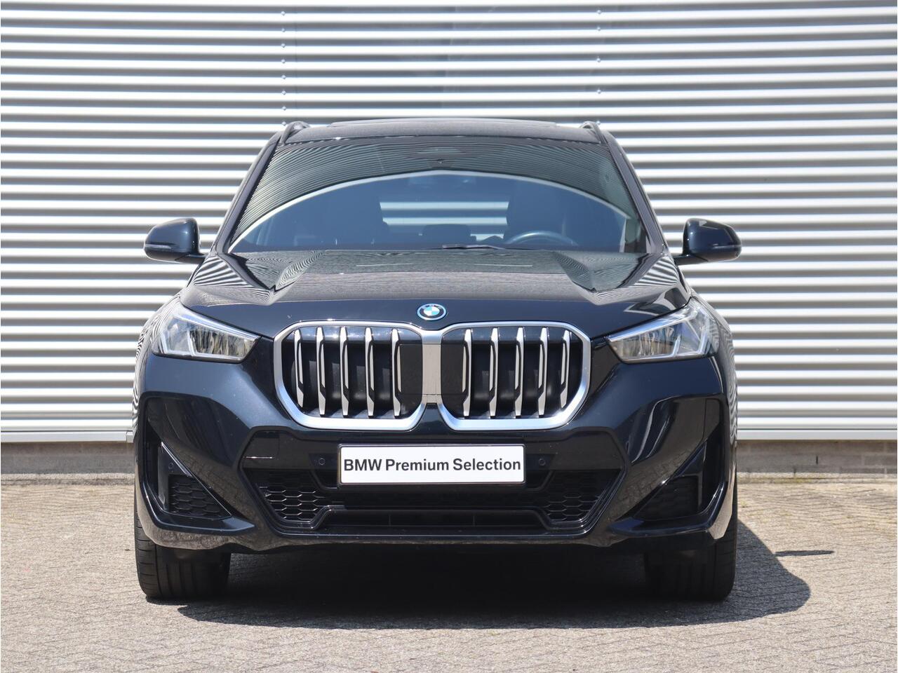 BMW X1 xDrive25e | M Sportpakket | Panodak | Getint Glas | Sportstoelen | Verwarmbare Voorstoelen | Camera | Climate Control | 19'' LMV