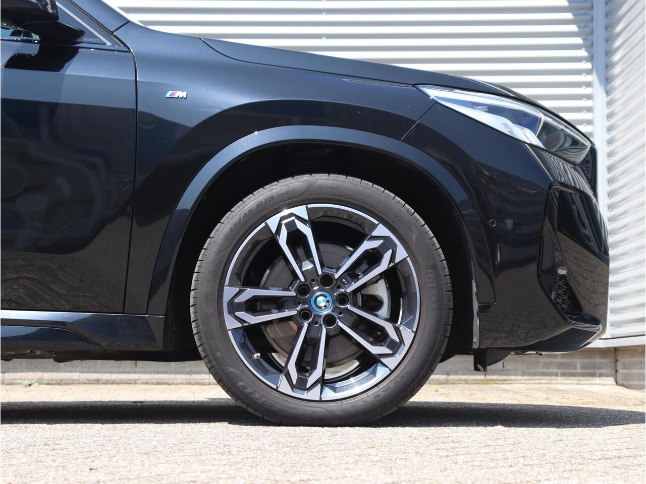 BMW X1 xDrive25e | M Sportpakket | Panodak | Getint Glas | Sportstoelen | Verwarmbare Voorstoelen | Camera | Climate Control | 19'' LMV